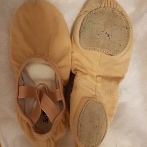 SOLD - So Danca SD16 stretch canvas flats 8D